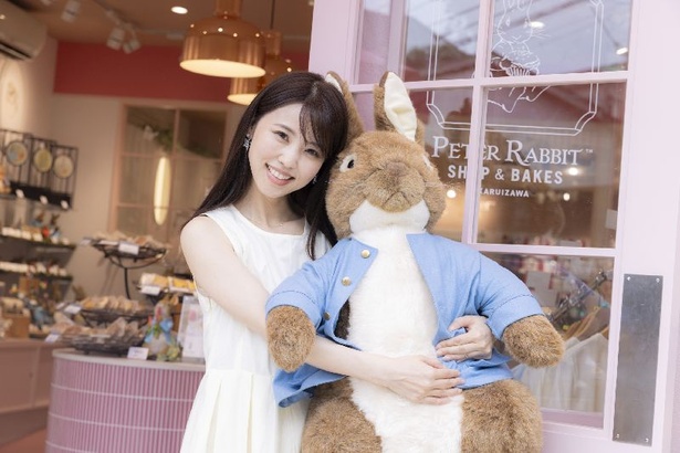 「Peter Rabbit(TM) SHOP＆BAKES」の店舗前にデコレーションされていたピーターラビット