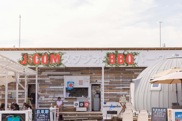 ドリンク類だけでなく、かき氷など海の家らしいメニューももちろん用意。カウンター上には、先日来店したDXTEENのサインも！
