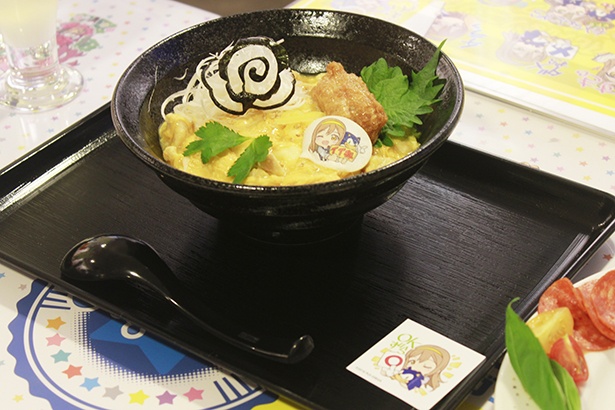 「花丸ちゃんのあったかうどん」(1200円)。「麺はもちもちで具だくさん！ゆずの香りも効いていて飽きが来ない！」と高槻さん