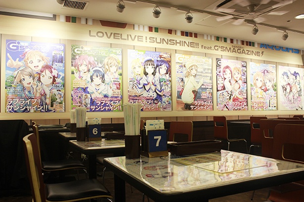 店内にはAqoursメンバーが表紙を飾った電撃G’sマガジンがズラリ。高槻さんも驚いたようだ