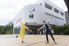スヌーピーミュージアムにやって来た安達哲也さん(写真右)と高橋晴香さん(写真左)。これから始まるデートにワクワク！