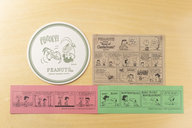 企画展連動メニューをオーダーすると、コンセプトコミックがデザインされたカードが付いてくる。ルーシーとスヌーピーのコースターもキュート！