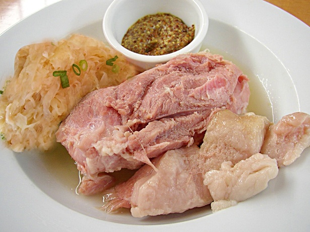 「アイスバイン」（1200円）は、塩漬けの豚肉を野菜や香辛料とともに数時間煮込んだ、伝統あるドイツ郷土料理。口の中でほどけるほど、柔らかく煮込んでいます。
