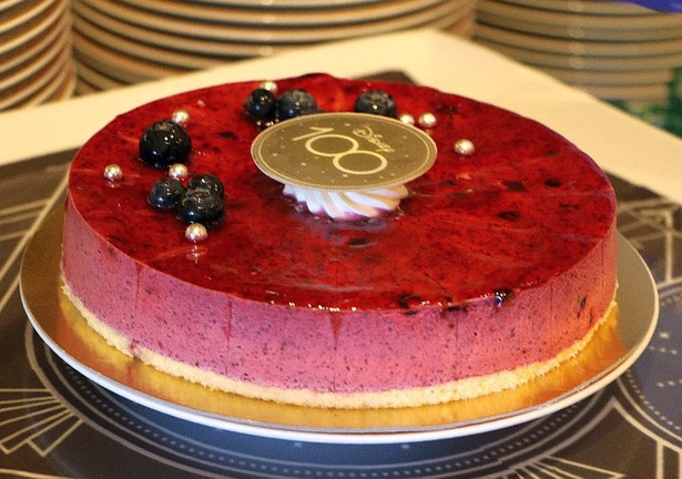 Disney100のロゴを乗せた色鮮やかな紫のケーキ「ブルーベリームース」
