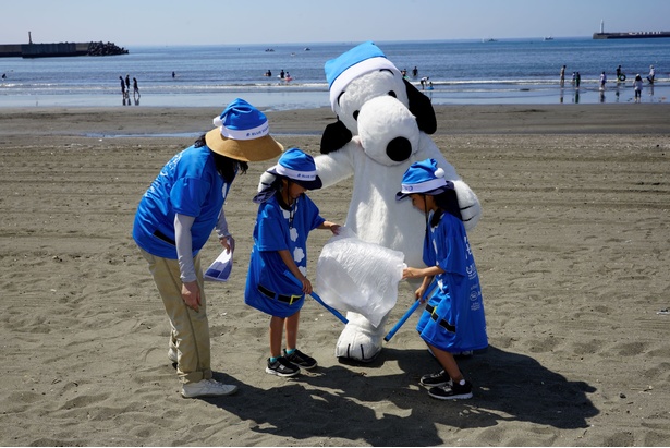 スヌーピーと一緒に海をきれいに！ビーチクリーンイベント「ブルーサンタ」が「PEANUTS」とコラボ開催【PR】 | キャラWalker -  ウォーカープラス