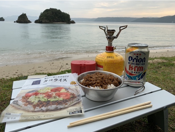 森さんが沖縄で楽しんだキャンプ飯。市販のタコライスの素を使用した
