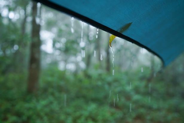 せっかくのキャンプが雨に…。そんな場合にも事前に備えてさえおけば、楽しい雨キャンプを過ごせるはず