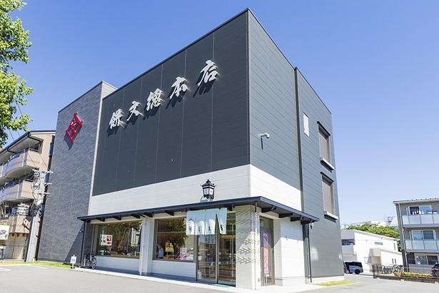 名古屋市南区にある本店。きれいで広々としており、ゆったりと買い物を楽しめる