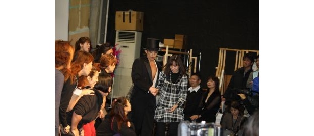 客席の素人さんをエスコートして舞台に上げる諸星さん
