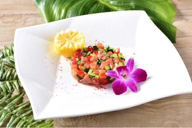 ハワイの伝統料理「ロミロミサーモン」は食べておきたい一品