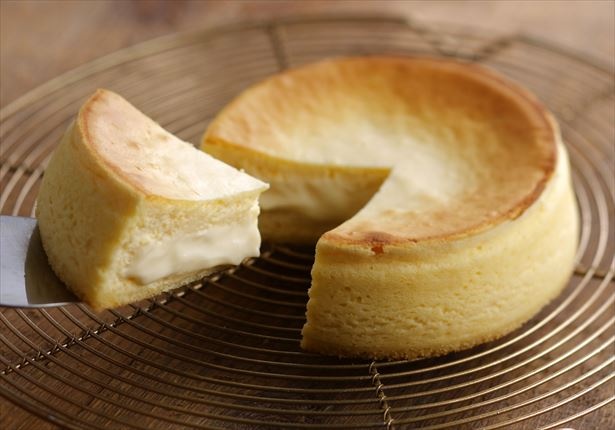 【写真を見る】赤い風船の人気No.1ふわとろ食感のチーズケーキ「フォンダンフロマージュ」