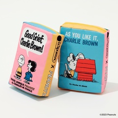 カラフルな配色が目を引く「ブックポーチ」。「Good Grief Pouch」(写真左)、「Charlie Brown Pouch」(同右)