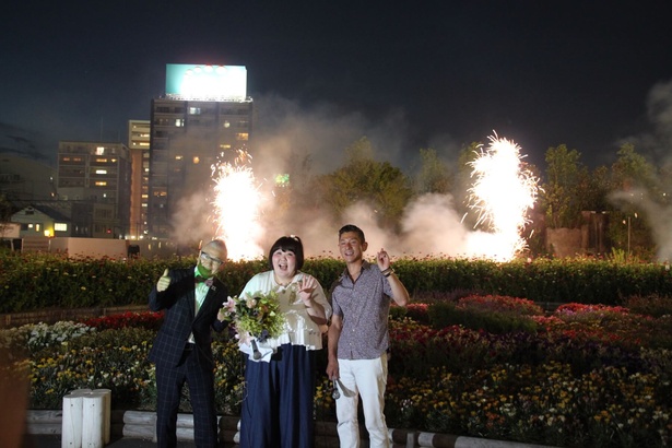 花火ショーの前で記念撮影をする酒井藍（中央）、笑い飯・哲夫（右）庭園デザイナー・石原和幸氏（左）