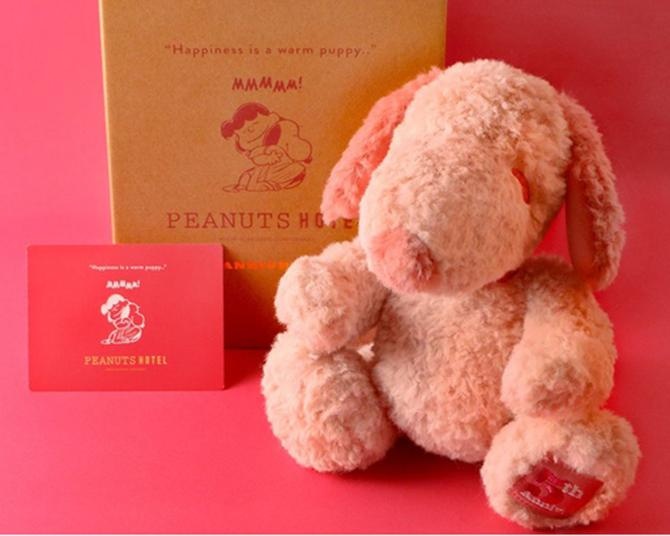 スヌーピーのデザインホテル「ピーナッツ ホテル」が5周年！ピンクのぬいぐるみやトートなど記念グッズを発売