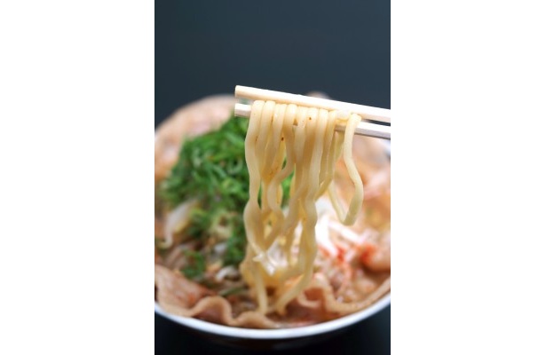豚バラの甘みが染み込んだ豚骨醤油スープと喉ごしも楽しめる極太麺が相性抜群