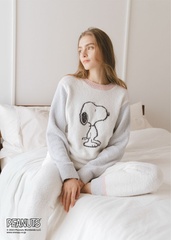 衿と肩にはピンク、袖には爽やかなブルーとジェラピケらしい配色もポイント。上から「SNOOPYプルオーバー」「SNOOPYロングパンツ」