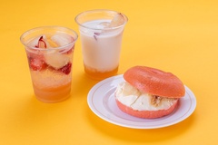 「ピーチ＆ベリーソーダ」(650円)、「ピーチミルク」(650円)、「桃とクリームチーズのベーグルサンド」(900円)