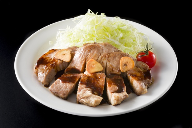 「道産豚のトンテキ」（1000円）。香ばしい焼き色とジューシーで柔らかなお肉で、道産豚肉の美味しさを味わえます。