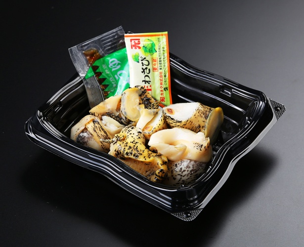 「茹で灯台つぶ」（650円）。北海道でよく採れるツブ貝の一種「灯台つぶ」。ワサビ醤油をつけるだけのシンプルさで、美味しさがストレートに伝わってきます。