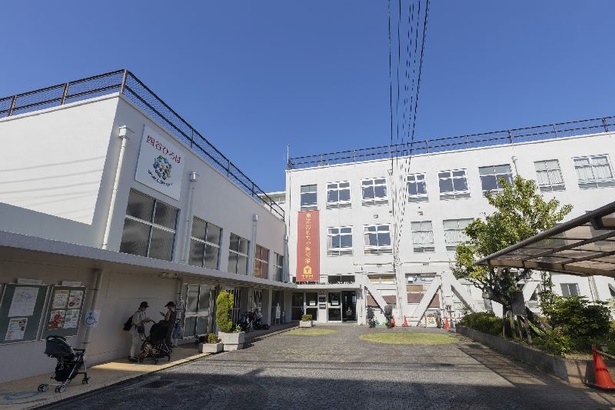 昭和10年に建てられた歴史的建築遺産でもある、旧四谷第四小学校の校舎を利用した「東京おもちゃ美術館」