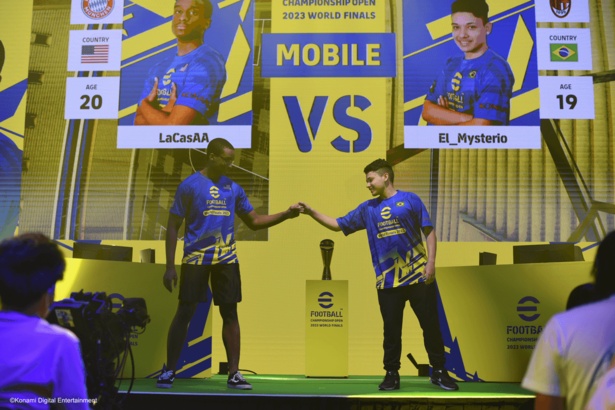 モバイル部門の決勝は、El_Mysterio選手(ブラジル)とLaCasAA選手(アメリカ)による戦いに