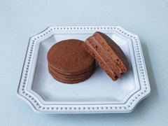 「ダブルチョコレート」オーガニックココアを使用したサブレでミルキーなチョコレートクリームをサンド