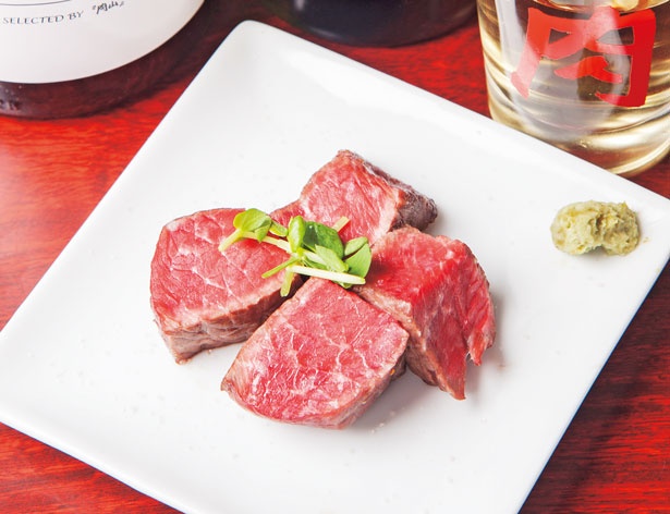 肉の旨味が強く柔らかいお尻部分。まずはそのままで。刻みワサビを付けても美味/肉山 大阪