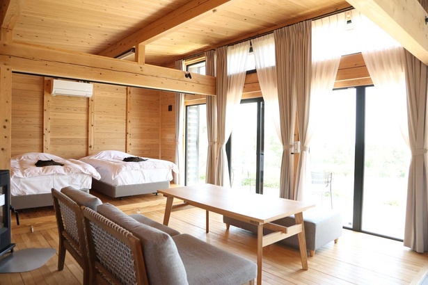 木のぬくもりあふれるリビングルーム。内外装の90％以上は宮城県産の木材が使われている
