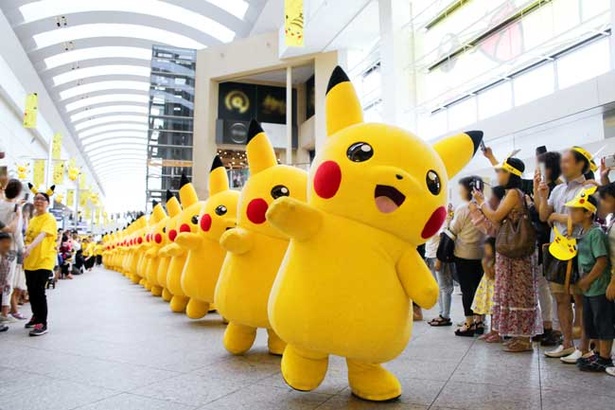 クイーンズスクエア横浜などを練り歩く「ピカチュウのお散歩」