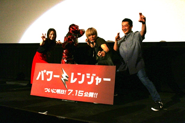 登壇者による機縁撮影。主演俳優?と思わせるほど坂本監督のポーズが決まっている!