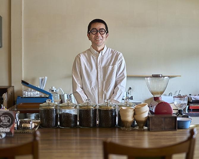 コーヒーで旅する日本／関西編｜目立たぬ扉は日常を区切る一線。「六珈」が体現する“喫茶する場所”のあるべき姿