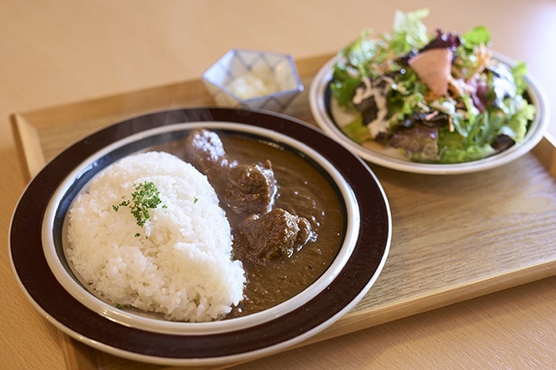 オオカミ珈琲の特製チキンカレー(1100円)には、自家栽培の米や野菜を使用。ルウは今もマイナーチェンジを続けている