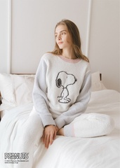 衿と肩にはピンク、袖には爽やかなブルーとジェラピケらしい配色もポイント。上から「SNOOPYプルオーバー」「SNOOPYロングパンツ」
