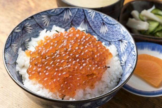 地元産イクラの塩漬けを使った「いくら丼」1000円。