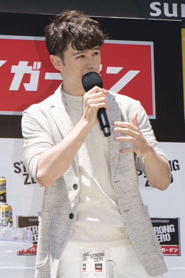 【写真を見る】女優の天海祐希とCMで共演するウエンツ瑛士