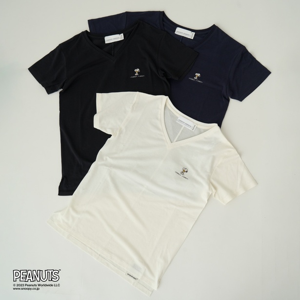 「【PEANUTS】VネックTシャツ」(1万1000円)はホワイト・ブラック・ネイビーの3色展開