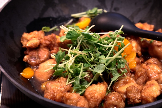 NY発オレンジチキン。ジューシーなチキンに、みずみずしいオレンジの果肉がよく合う