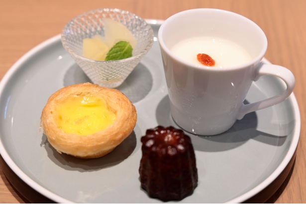 デザート。ジャスミン茶のカヌレや、キンモクセイの香りをまとわせた桃のコンポートなど