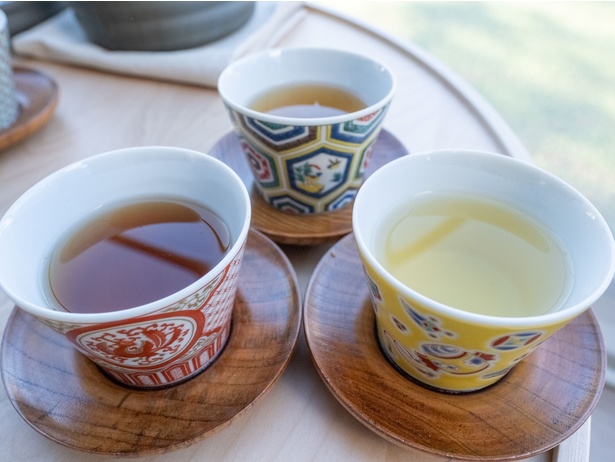 九谷焼の湯呑みでお茶を飲み比べ