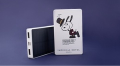 帽子を取って挨拶をする、ドアマン・スヌーピーが愛らしい「ソーラーモバイルバッテリー」