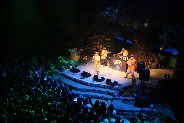 ステージ中央の木がメルヘンな空間を彩る「フェアリーステージ」など全部で5カ所のステージが用意