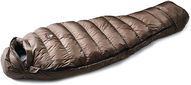 寝ている姿がまるでミイラのようなマミー型寝袋。ナンガ(NANGA) AURORA light 900 DX