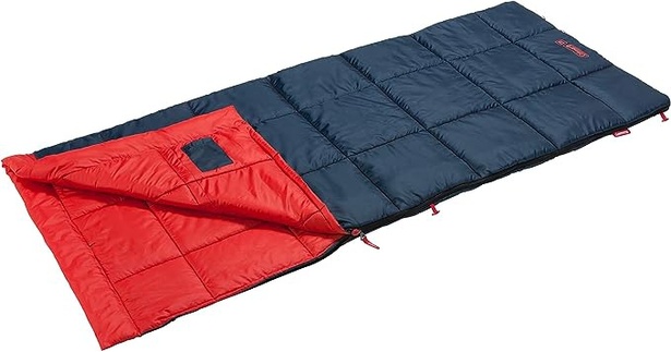四角い布団を半分に折り畳んだような形の封筒型(レクタングラー型)寝袋。コールマン(Coleman) パフォーマーIII C5