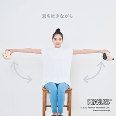 腕をゆっくり曲げたり伸ばしたり…。簡単な運動で引き締まった二の腕に