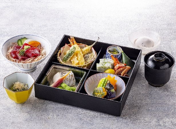 日本料理「さくら」では浴衣体験とランチをセットにしたプランを用意。ランチは「気軽な松花堂弁当形式で、旬のものが詰まっています」