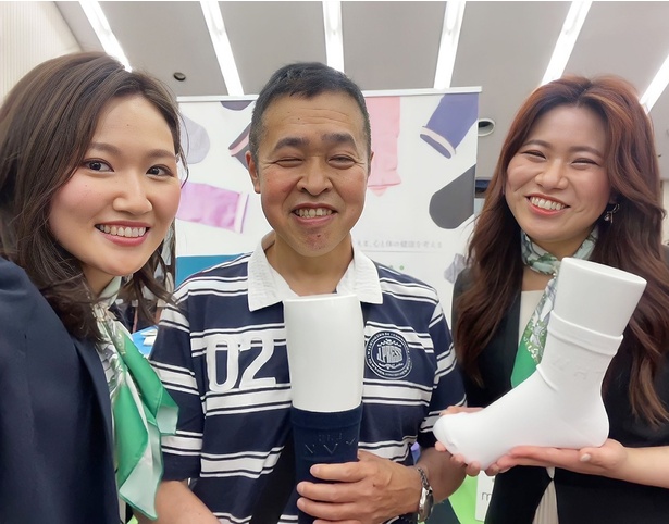 【写真】経理とデザインを担当している妹の日比野さやかさん(左)