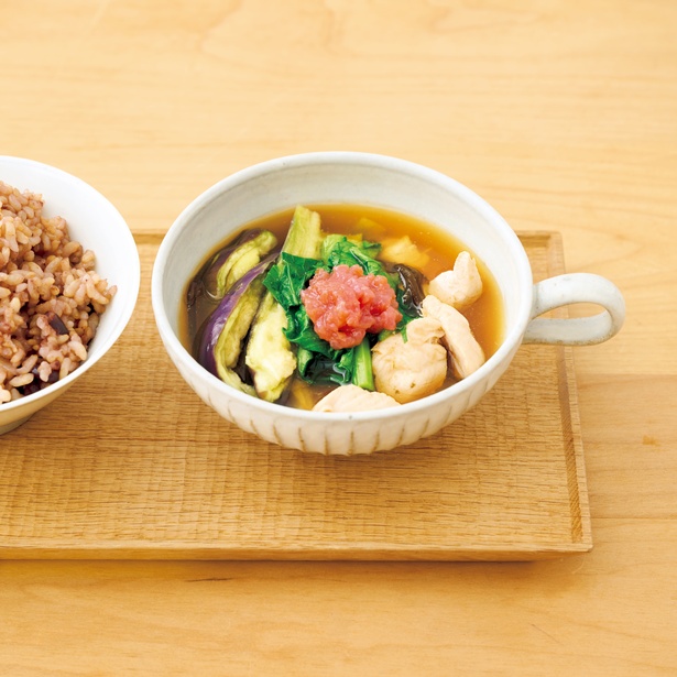  「蒸しなすと小松菜のさっぱり梅スープ」 / （C）ラクやせスープ りの／KADOKAWA
