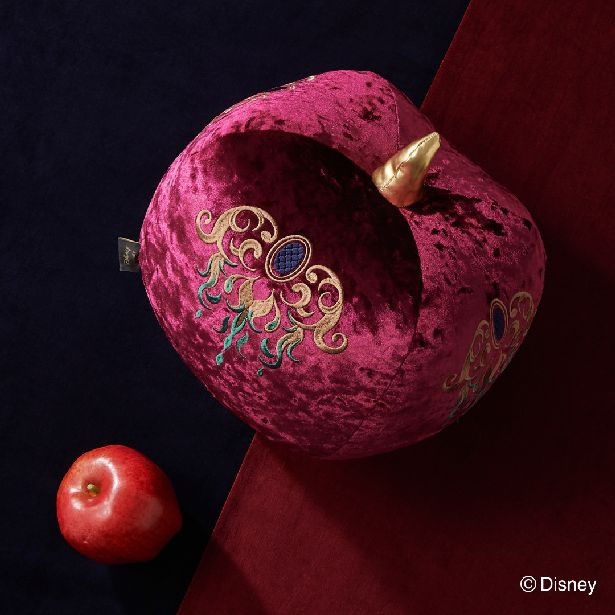 【写真】エヴィルクイーンのリンゴ型のクッション