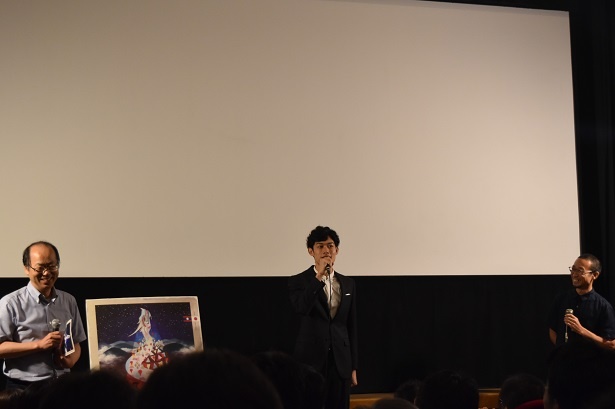 【写真を見る】会場は満席の中、舞台挨拶が行われる