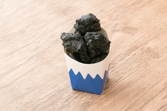 「富士山溶岩からあげ」は富士山の溶岩をイメージしていて真っ黒！